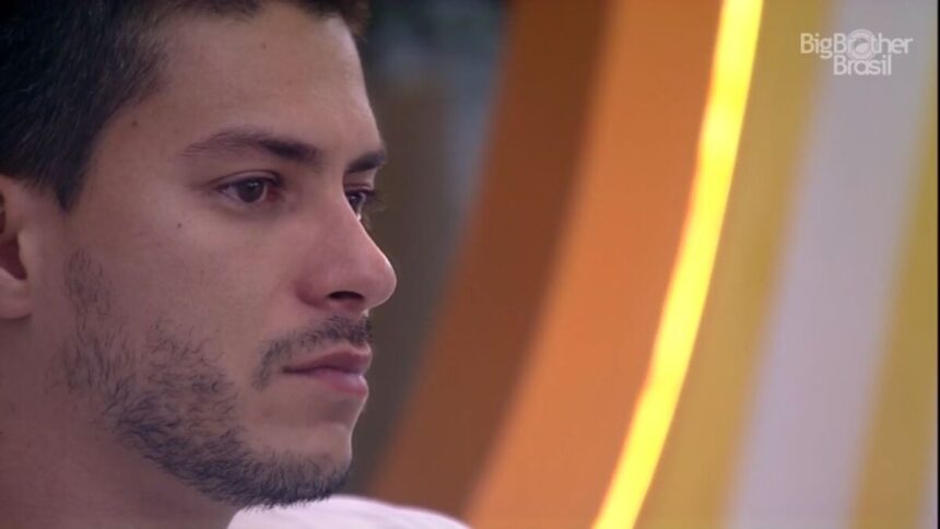 Arthur chora na área externa do BBB 22.