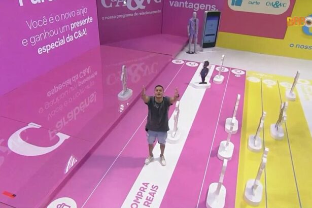 Arthur Vence solta beijos para a câmera agradecendo vitória na Prova do Anjo