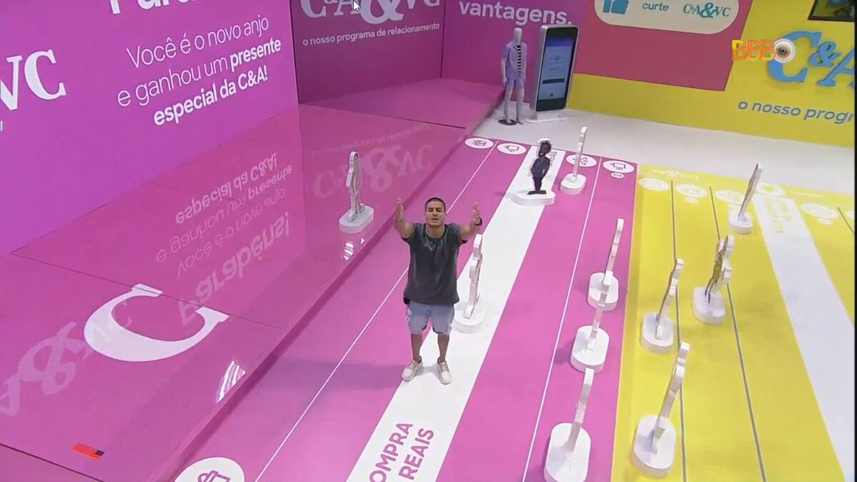 Arthur Vence solta beijos para a câmera agradecendo vitória na Prova do Anjo