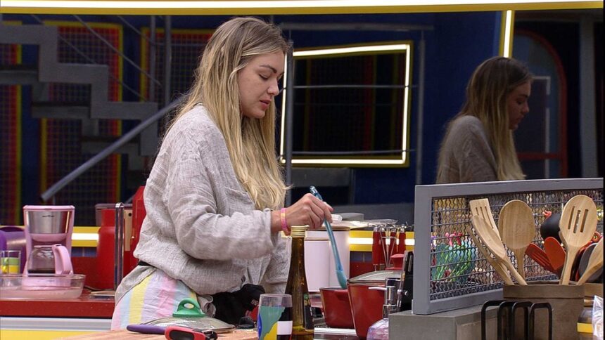 Bárbara na cozinha mexendo brigadeiro enquanto os demais participantes do BBB 22 dormem