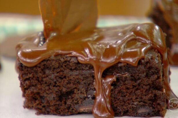 Bolo de Chocolate com cerveja preta já pronto para ser servido no cenário do Mais Você