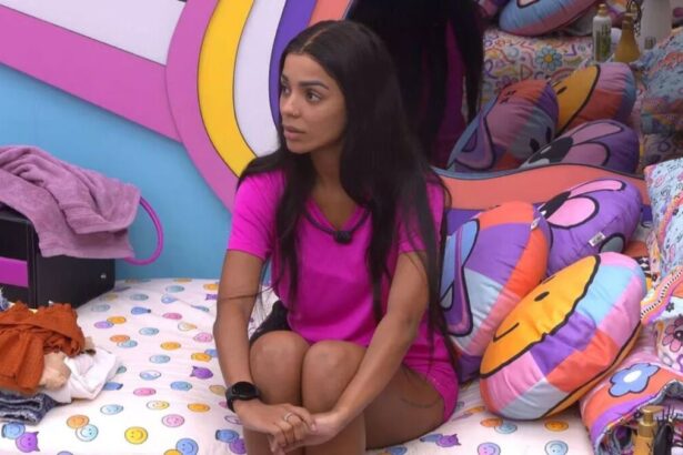 Brunna sentada na cama no quarto lollipop do BBB 22.