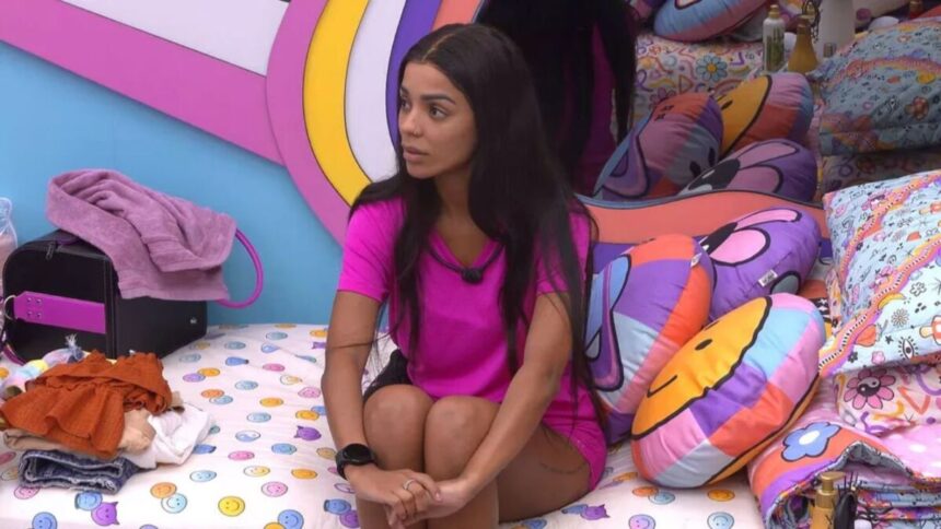 Brunna sentada na cama no quarto lollipop do BBB 22.