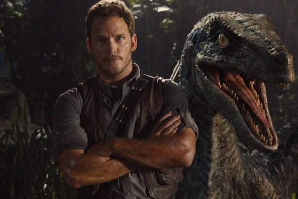 Chris Pratt ao lado de um dinossauro