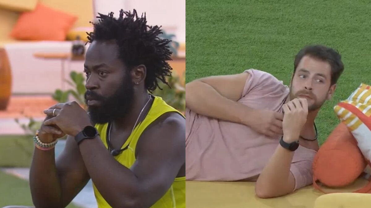 Douglas Silva sentado no gramado do BBB 22 ouve o chamado para retornar ao campo de provas. Gustavo se levanta assustado ao saber que voltará a Prova do Líder