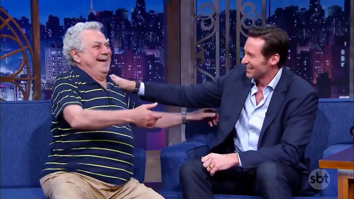 Isaac Bardavid sentado no sofá do The Noite