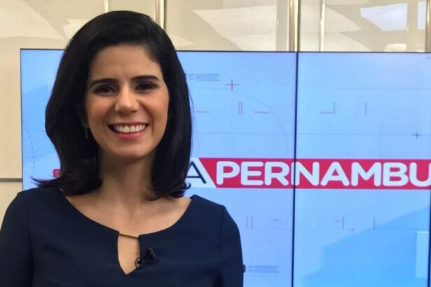 Eliane Nóbrega está sorrindo no cenário do Bora Pernambuco