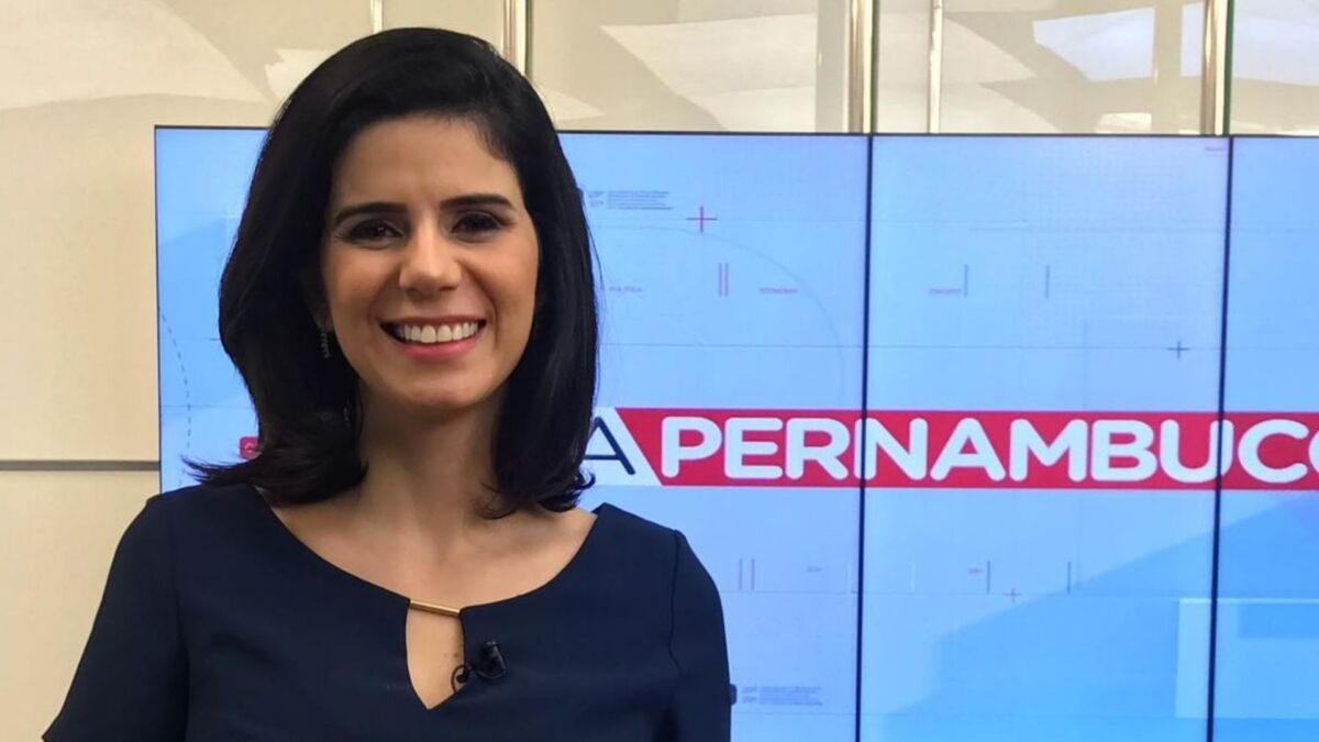 Eliane Nóbrega está sorrindo no cenário do Bora Pernambuco