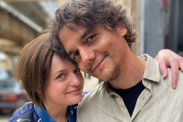 Elisabeth Moss e Wagner Moura abraçados