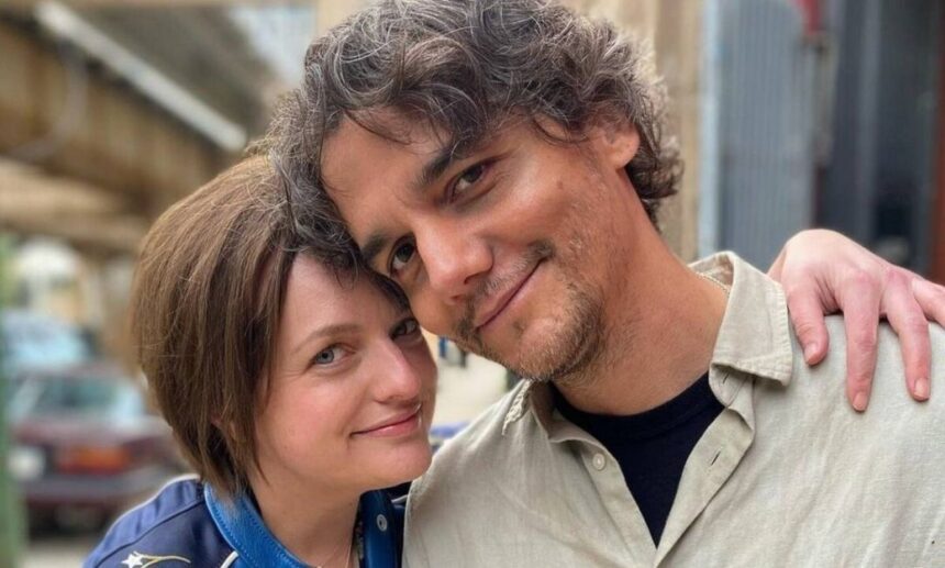 Elisabeth Moss e Wagner Moura abraçados