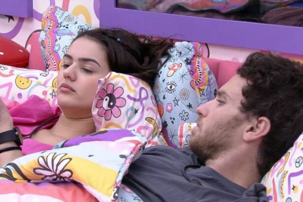 Eslovênia e Lucas deitados no quarto.