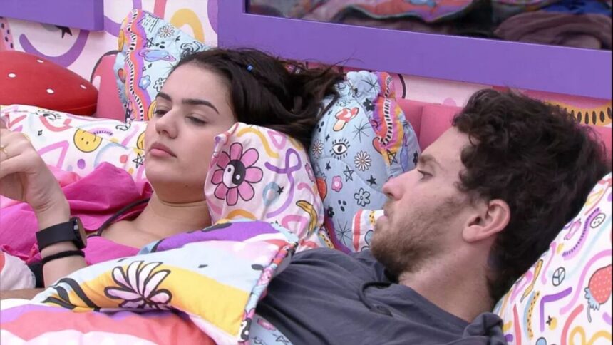 Eslovênia e Lucas deitados no quarto.