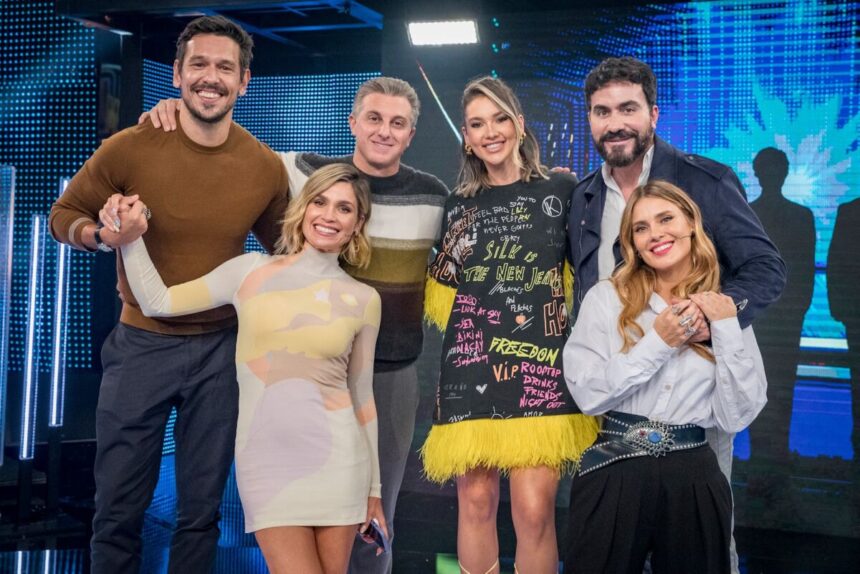 João Vicente de Castro, Flávia Alessandra, Luciano Huck, Fábio de Melo, Virgínia Fonseca e Carolina Dieckmann no palco do Domingão