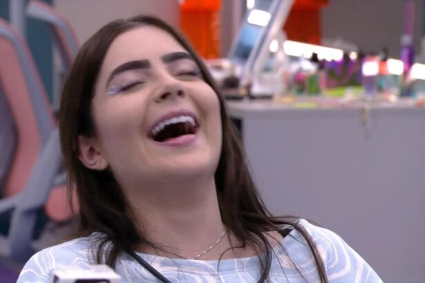 Jade Picon sorrindo no quarto do líder do BBB 22