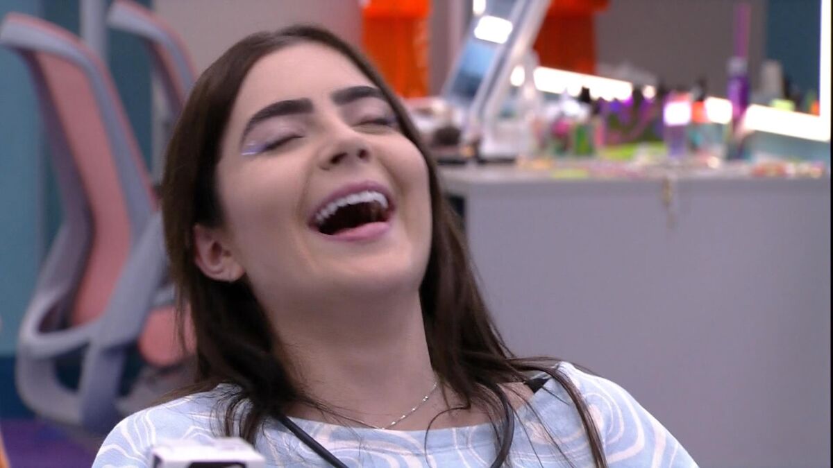 Jade Picon sorrindo no quarto do líder do BBB 22
