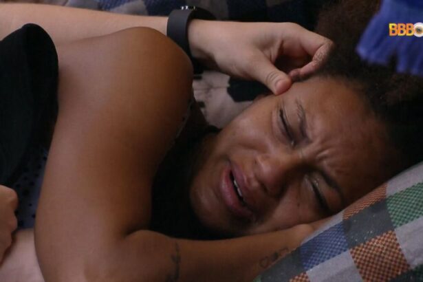 Jessilane chorando na cama do BBB 22.