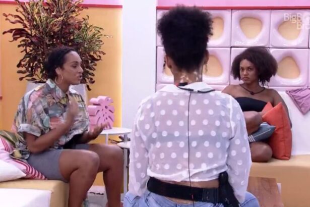 Linn, Natália e Jessilane sentadas na área externa do BBB 22.