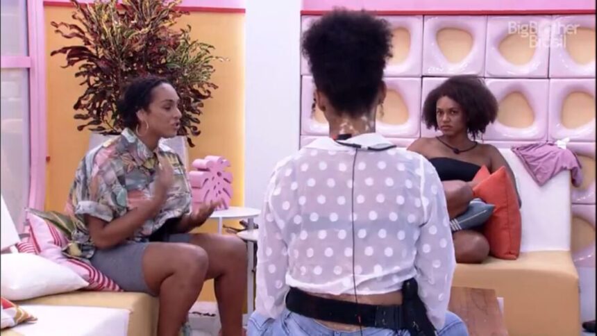 Linn, Natália e Jessilane sentadas na área externa do BBB 22.