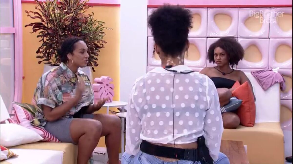 Linn, Natália e Jessilane sentadas na área externa do BBB 22.