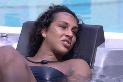 Linn tomando banho de sol na casa do BBB 22.