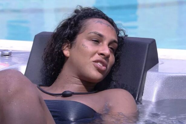 Linn tomando banho de sol na casa do BBB 22.