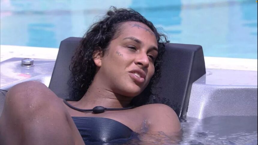 Linn tomando banho de sol na casa do BBB 22.