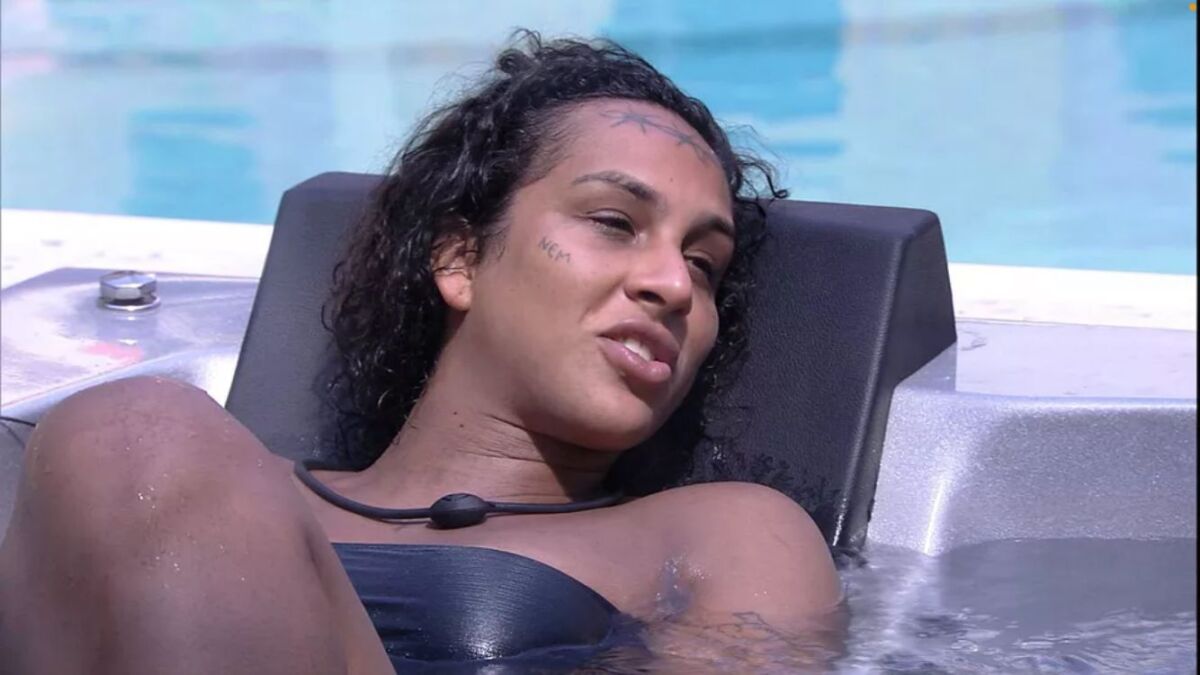 Linn tomando banho de sol na casa do BBB 22.