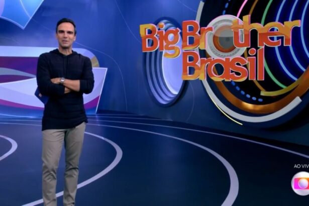 Tadeu em pé com os braços cruzados durante apresentação do BBB 22.