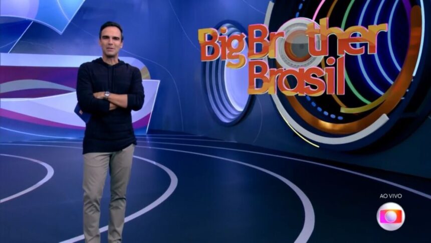 Tadeu em pé com os braços cruzados durante apresentação do BBB 22.