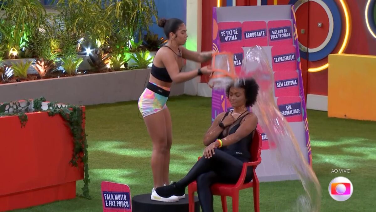 Momento em que Maria joga o Balde em Natália no Jogo da Discórdia do BBB 22