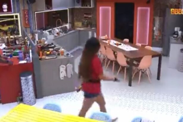 Maria de camisa vermelha na cozinha do BBB 22.