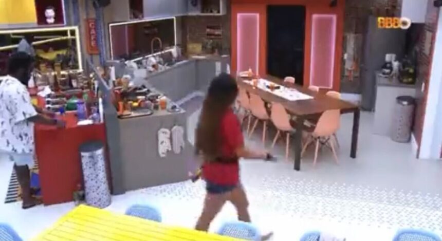 Maria de camisa vermelha na cozinha do BBB 22.