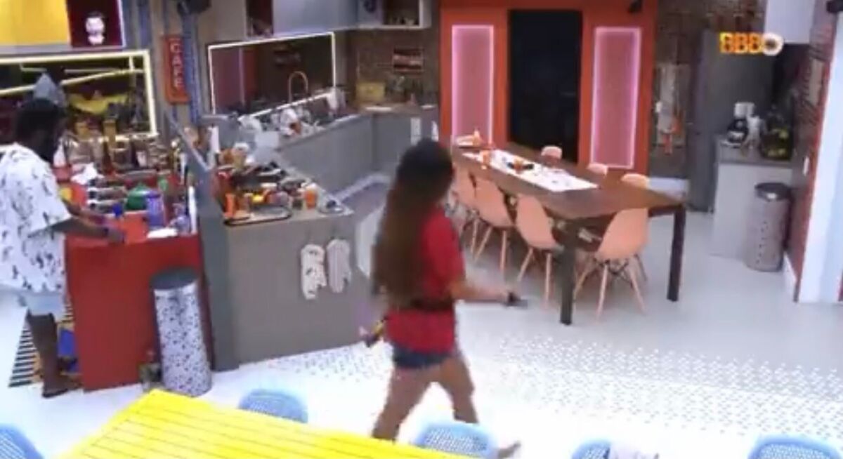 Maria de camisa vermelha na cozinha do BBB 22.