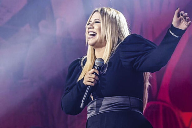 Marília Mendonça em um palco