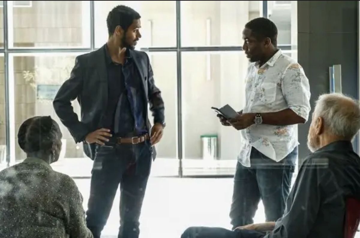 Alfred Enoch e Lázaro Ramos no set de Medida Provisória