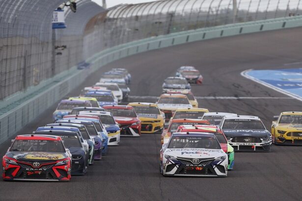 Carros da Nascar na pista durante uma corrida