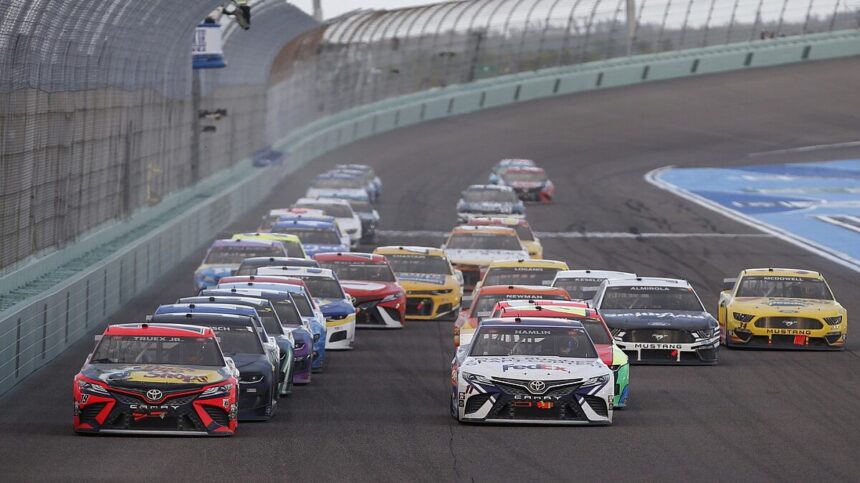 Carros da Nascar na pista durante uma corrida