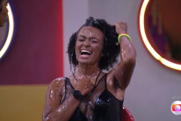 Natália rage sorrindo ao banho de água suja dado por Maria no Jogo da Discórdia do BBB 22