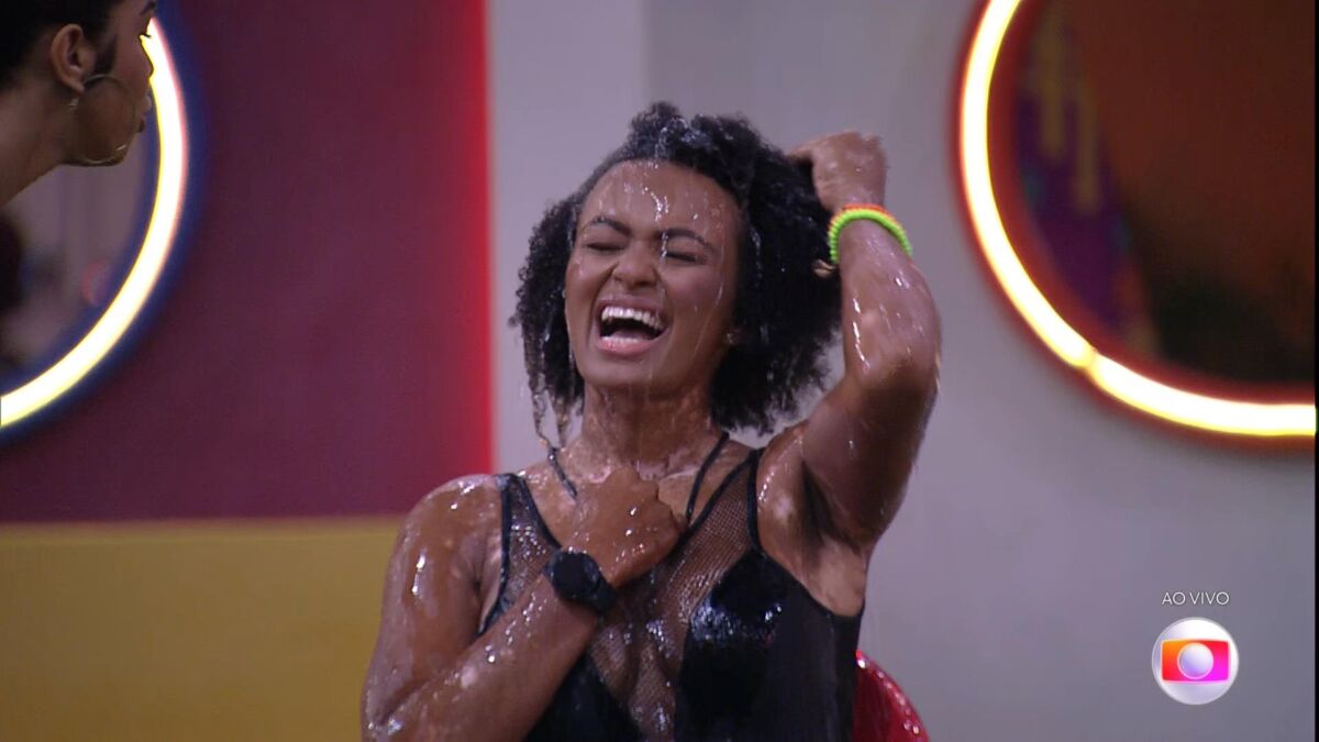 Natália rage sorrindo ao banho de água suja dado por Maria no Jogo da Discórdia do BBB 22