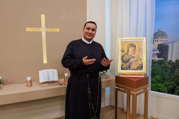 padre José Luís Queimado no cenário do Intercede por Nós