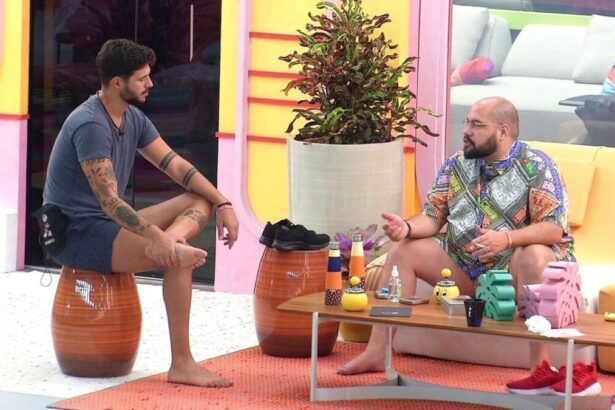 Rodrigo Mussi e Tiago Abravanel durante uma conversa no BBB 22, enquanto estiveram no reality