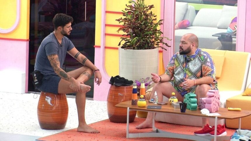 Rodrigo Mussi e Tiago Abravanel durante uma conversa no BBB 22, enquanto estiveram no reality