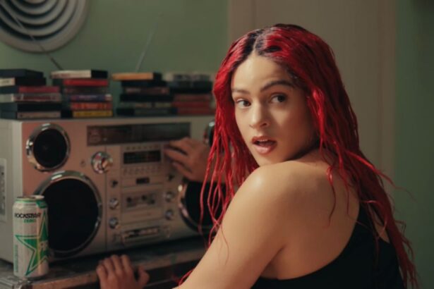 Rosalía com o cabelo vermelho no clipe de Chicken Teriyaki