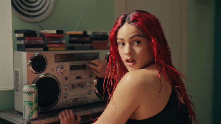 Rosalía com o cabelo vermelho no clipe de Chicken Teriyaki