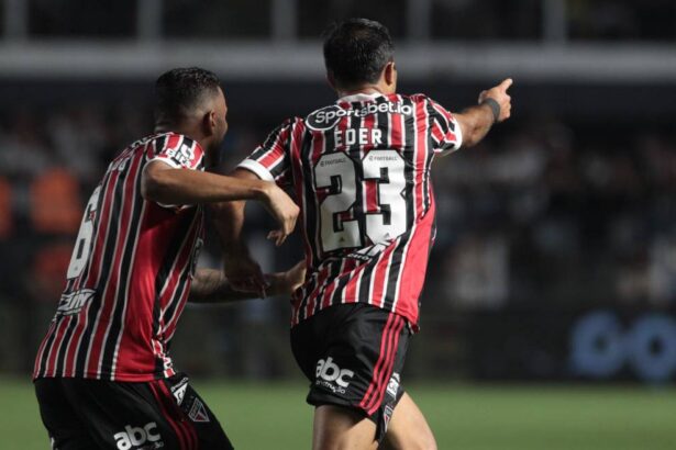 Jogadores do São Paulo comemorando gol no clássico contra o Santos