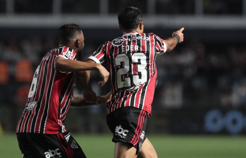 Jogadores do São Paulo comemorando gol no clássico contra o Santos