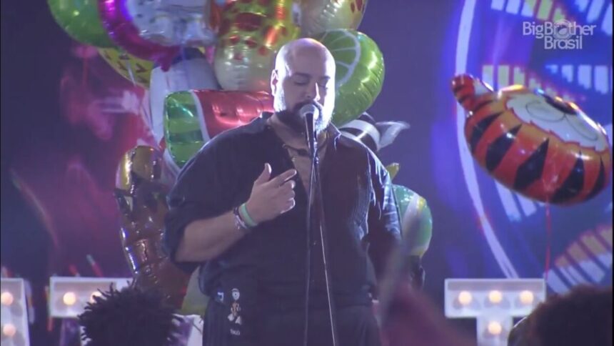 Tiago no palco da festa cantando Tim Maia
