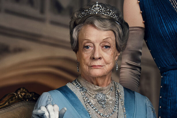 Maggie Smith como Lady Violet em cena de Downton Abbey