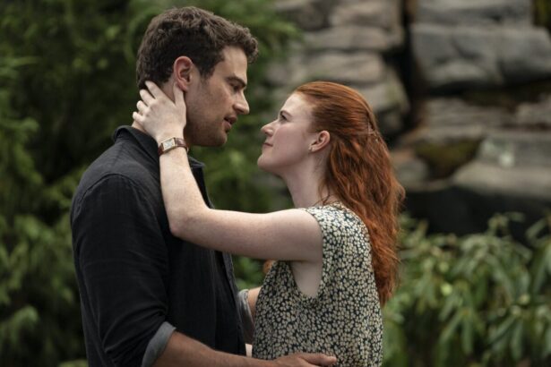 Theo James e Rose Leslie em cena de A Mulher do Viajante no Tempo