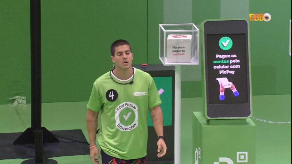 Arthur de colete verde se torna anjo da semana